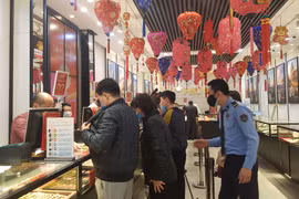 Giao dịch vàng tại Bảo Tín Minh Châu. (Ảnh: PV/Vietnam+)