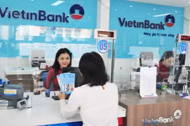 Giao dịch tại VietinBank. (Ảnh: Vietnam+)