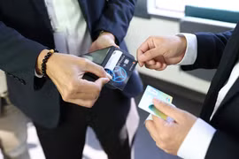 Khách hàng đi xe buýt điện có thể thanh toán tiền vé bằng thẻ chip ngân hàng. (Ảnh: VIetnam+) 