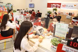 Giao dịch tại HDBank. (Ảnh: Vietnam+) 