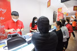 Khách hàng mua vàng tại Doji. (Ảnh: Minh Sơn/Vietnam+)