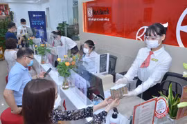 Giao dịch tại SeABank. (Ảnh: CTV/Vietnam+)