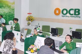 Giao dịch tại OCB. (Ảnh: Vietnam+)