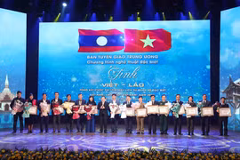 Tổng Biên tập Báo Điện tử VietnamPlus Trần Tiến Duẩn (thứ sáu từ trái sang) nhận Bằng khen của Ban Tuyên giáo Trung ương. (Ảnh: Phạm Kiên/Vietnam+)