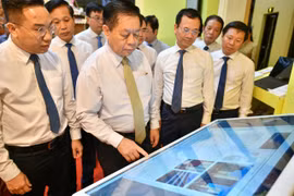 Các đại biểu tham dự triển lãm bên lề hội thảo khoa học Xuất bản Việt Nam-70 năm xây dựng và phát triển. (Ảnh: PV/Vietnam+)