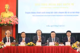Các đại biểu chủ trì hội thảo về truyền thông chính sách. (Ảnh: Phương Hoa/TTXVN)