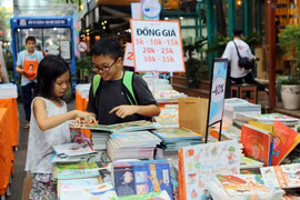 Thiếu nhi Thành phố Hồ Chí Minh tham quan Hội sách với chủ đề Mở trang sách-Vẽ ước mơ năm 2020. (Ảnh: Thanh Vũ/TTXVN)
