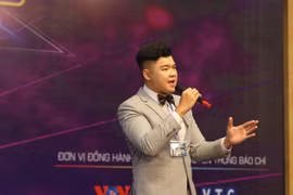 Thí sinh Trần Việt Anh là quán quân dòng nhạc dân ca, cách mạng, trữ tình. (Ảnh: BTC)