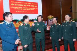 Trung tướng Phạm Tuân, Anh hùng Lực lượng vũ trang nhân dân với các đại biểu. (Ảnh: Trọng Đức/TTXVN)