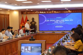 Nhà báo Trần Tiến Duẩn khai mạc tọa đàm. (Ảnh: PV/Vietnam+)
