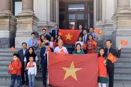 Đại diện Tòa thị chính Jersey và các cơ quan đại diện Việt Nam ở New York tại lễ thượng cờ Việt Nam nhân dịp Quốc khánh (2/9/2021). (Ảnh: Khắc Hiếu /TTXVN)