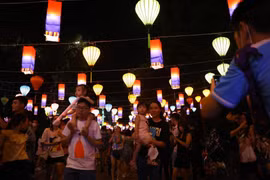 Con đường đèn lồng Việt-Hàn tại Quảng trường Đông Kinh Nghĩa Thục. (Ảnh: Văn Điệp/TTXVN)