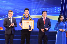 Trao giải thưởng Lý Tự Trọng cho cán bộ đoàn tiêu biểu. (Ảnh: Hoàng Ngà/TTXVN)