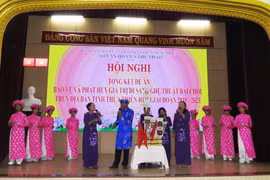 Trình diễn di sản nghệ thuật Bài Chòi. (Ảnh: Tường Vi/TTXVN)