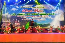 Chương trình nghệ thuật đặc sắc có nội dung giới thiệu về những phong tục, tập quán của đồng bào Mông Nà Hẩu. (Ảnh: TTXVN phát)