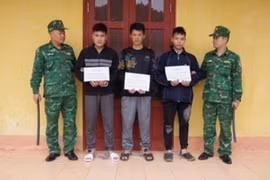 Ba đối tượng Nông Văn Ánh, Mạc Văn Tôn, Mạc Văn Tùng tại Đồn biên phòng Đàm Thủy. (Ảnh: TTXVN phát)