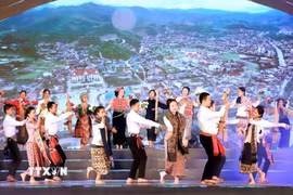 Người dân vui lễ hội tại Sơn La. (Ảnh: TTXVN phát)