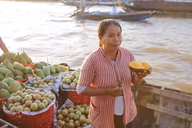 Một chủ ghe trái cây tại chợ nổi Cái Răng (Ảnh: Lâm Phan/Vietnam+)