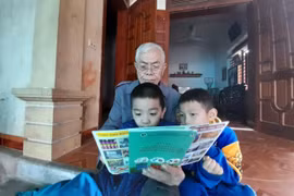 Ông Nguyễn Văn Thiện ở xóm Liên Hồng, xã Kim Liên, huyện Nam Đàn chia sẻ với các cháu về việc phân loại rác thải sinh hoạt tại nguồn. (Ảnh: HV/Vietnam+)