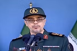 Tham trưởng Các Lực lượng Vũ trang Iran, Thiếu tướng Mohammad Hussain Baqari phát biểu tại một cuộc diễu hành quân sự ngày 21/9 vừa qua. (Nguồn: Press TV)