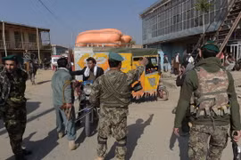 Lực lượng an ninh Afghanistan phong tỏa tuyến đường tới căn cứ không quân Bagram sau vụ nổ. (Ảnh: AFP/TTXVN)