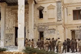 Binh sỹ quân đội Chính phủ Syria gác tại một khu vực ngoại ô thành cổ Palmyra. (Ảnh: AFP/TTXVN)
