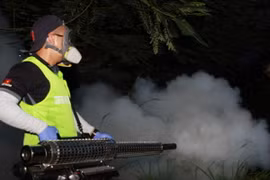 Nhân viên y tế sử dụng kỹ thuật phun hơi nóng diệt muỗi phòng chống vi rút Zika tại ký túc xá Trường Đại học Khoa học Xã hội và Nhân văn TP.HCM. (Ảnh: Phương Vy/TTXVN)
