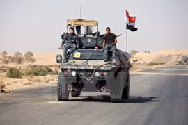 Binh sỹ Iraq trong chiến dịch truy quét IS tại Mosul ngày 31/10. (Nguồn: EPA/TTXVN)
