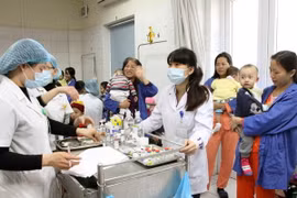 Tại khoa Nhi-Bệnh viện Bệnh Nhiệt đới Trung ương ở Hà Nội, số trẻ nhập viện tăng nhanh do mắc các bệnh truyền nhiễm nặng phải chuyển tuyến. (Ảnh: Dương Ngọc/TTXVN)