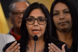 Ngoại trưởng Venezuela Delcy Rodriguez trong cuộc họp báo sau phiên họp với các thành viên Ủy ban tìm kiếm sự thật và pháp lý tại Caracas ngày 2/12 vừa qua. (Ảnh: AFP/TTXVN)
