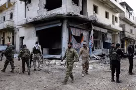 Binh sỹ Syria tuần tra tại thị trấn al-Bab ngày 3/12 vừa qua. (Ảnh: AP/TTXVN)