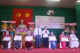 Trao bằng công nhận danh hiệu vinh dự Nhà nước “Bà mẹ Việt Nam Anh hùng” cho các Mẹ. (Ảnh: Phúc Sơn/TTXVN)