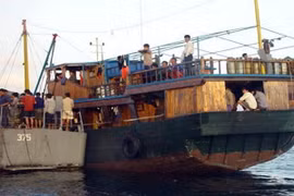 Các ngư dân nước ngoài bị hải quân Philipin ngăn chặn ngoài bãi cạn Scarborough. (Ảnh: AFP/TTXVN)