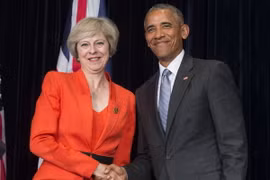 Tổng thống Barack Obama (phải) và Thủ tướng Anh Theresa May (trái) tại cuộc gặp ở Hàng Châu. (Ảnh: AFP/TTXVN)