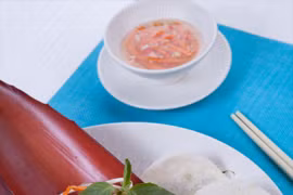Cách trang trí món nộm hoa chuối bắt mắt để đãi khách. (Nguồn: Đẹp/Vietnam+) 