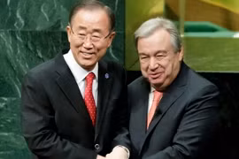 Tổng thư ký sắp mãn nhiệm Ban Ki-moon (trái) chúc mừng tân Tổng thư ký Antonio Guterres tại lễ tuyên thệ nhậm chức ở New York ngày 12/12. (Ảnh: EPA/TTXVN)