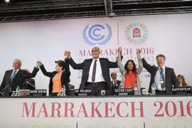 Thư ký điều hành Hội nghị COP22 Patricia Espinosa (thứ 2, trái) và Chủ tịch COP22 Salaheddine Mezouar (giữa) và các quan chức sau khi thông qua tuyên bố của Hội nghị ngày 17/11 vừa qua. (Ảnh: AP/TTXVN)