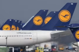 Máy bay của Hãng hàng không Lufthansa tại sân bay ở Munich trong một cuộc đình công. (Ảnh: AFP/TTXVN)