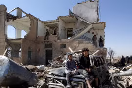 Hiện trường đổ nát sau một cuộc không kích do liên quân Arab tiến hành tại Sanaa, Yemen ngày 14/11 vừa qua. (Ảnh: AFP/TTXVN)