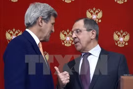 Ngoại trưởng Nga Sergei Lavrov và người đồng cấp Mỹ John Kerry. (Nguồn: AFP/TTXVN)