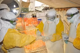 Nhân viên y tế điều trị cho bệnh nhân Ebola tại bệnh viện Donka ở Conakry, Guinea. (Nguồn: AFP/TTXVN) 