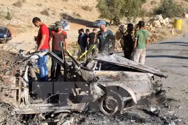 Người dân địa phương và các thành viên của tổ chức Hezbollah tại hiện trường một vụ đánh bom liều chết tại Liban. (Nguồn: AFP/TTXVN)