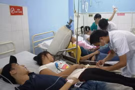Gần 400 công nhân nghi bị ngộ độc do uống nước từ bình lọc