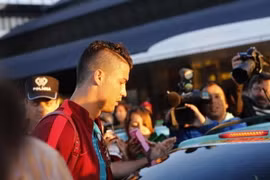 Cristiano Ronaldo gọi taxi về nhà sau khi về tới quê hương