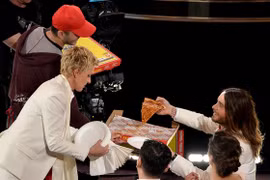 MC lễ trao giải Oscar phát bánh pizza cho các sao