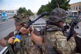 Binh sỹ Ukraine tuần tra tại thành phố miền Đông Mariinka ngày 5/6. (Nguồn: AFP/TTXVN)