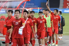 Các cầu thủ Việt Nam đến đường piste cảm ơn các VĐV đã đồng hành cùng từ trận đấu đần tiên. (Ảnh: Quốc Khánh/TTXVN)