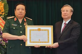 Tặng Huy hiệu Đảng cho hai Đại tướng Phùng Quang Thanh, Ngô Xuân Lịch