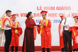 Chủ tịch Quốc hội Nguyễn Thị Kim Ngân trao phần thưởng cho các học sinh của trường, có thành tích xuất sắc được tuyển thẳng vào các trường Đại học của TP Hồ Chí Minh. (Ảnh: Trọng Đức/TTXVN)