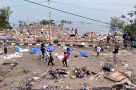 Hiện trường ngổn ngang, đổ nát sau khi sóng thần ập vào Palu, đảo Sulawesi, Indonesia ngày 28/9/2018. (Ảnh: AFP/TTXVN)